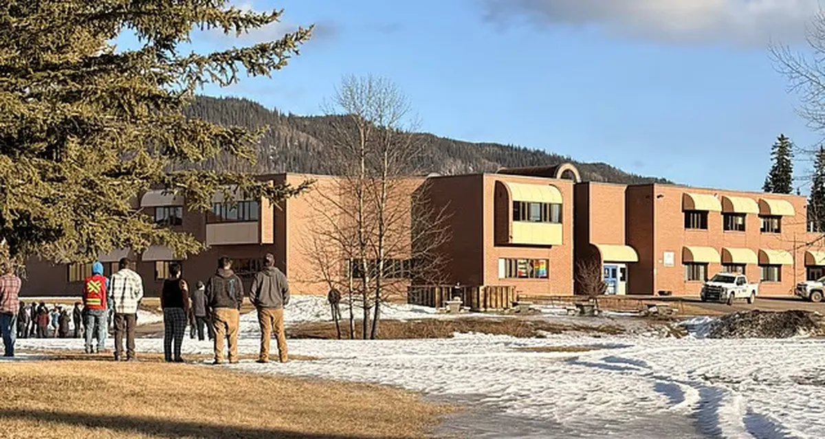 Ataque a tiros no Canadá deixa 10 mortos e 25 feridos em escola da Colúmbia Britânica. Suspeita era estudante e morreu no local.