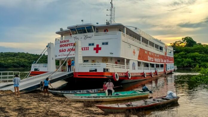 Barco Hospital São João XXIII realiza atendimentos de saúde em Itapiranga com cirurgias, consultas, exames e vacinação até 10 de fevereiro.
