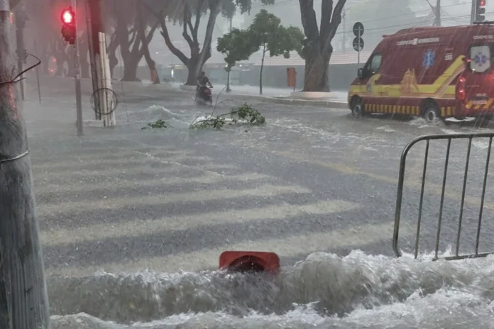Manaus emite alerta para chuvas intensas nesta sexta-feira (6/2). Confira as recomendações da Defesa Civil, números de emergência e como se proteger do temporal.