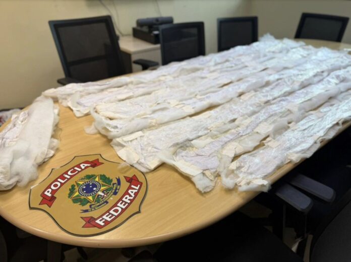 Polícia Federal intercepta 3,57 kg de cocaína líquida em Manaus. A droga seria enviada para a Austrália dentro de edredons. Dois suspeitos foram presos.