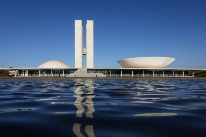 O debate sobre reajustes e supersalários em Brasília destaca a necessidade de uma reforma administrativa.