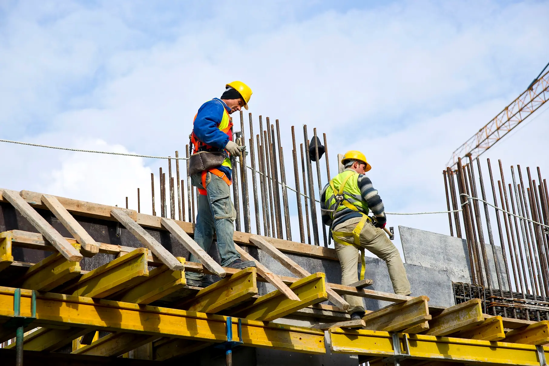 O setor da construção civil projeta crescimento de 2% para 2026, mas enfrenta gargalos devido à falta de mão de obra qualificada e especializada nos canteiros.