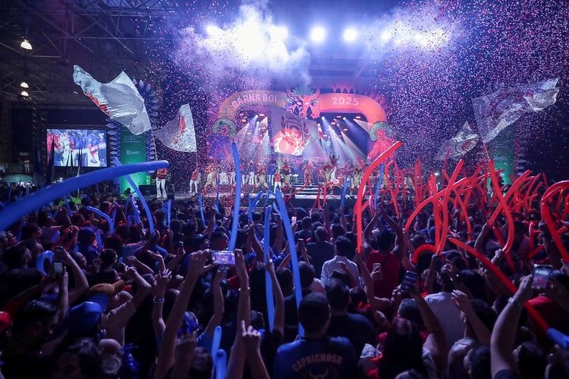 Veja a programação do Carnaboi 2026 no Sambódromo de Manaus. Confira horários, shows de Caprichoso e Garantido e onde assistir à transmissão ao vivo.