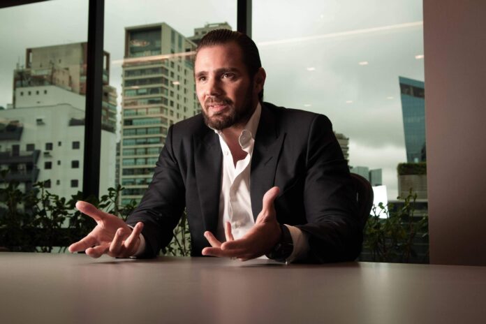 Autoridades brasileiras acionam a justiça de Miami para localizar bens de Daniel Vorcaro ligados a suspeitas de fraude no Banco Master.