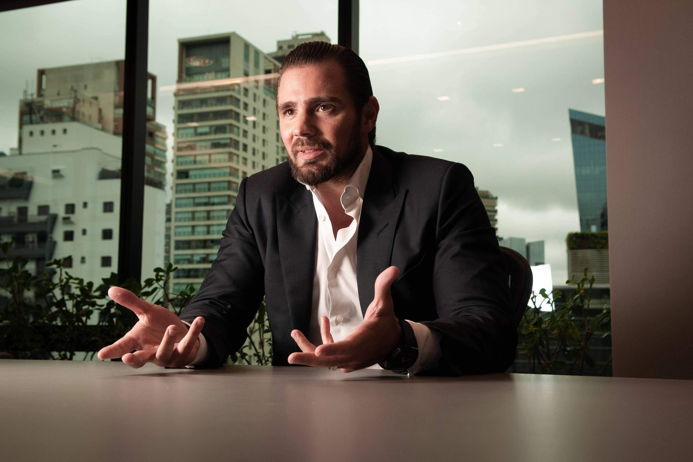 Autoridades brasileiras acionam a justiça de Miami para localizar bens de Daniel Vorcaro ligados a suspeitas de fraude no Banco Master.