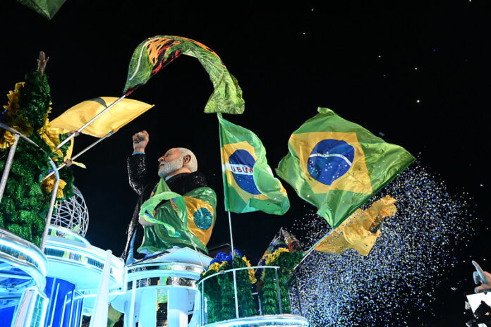 Parlamentares e partidos de oposição entram com 12 ações contra o desfile da Acadêmicos de Niterói que homenageou Lula.
