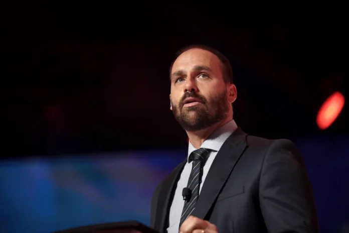 O STF formalizou ação penal contra Eduardo Bolsonaro por coação e obstrução de justiça.