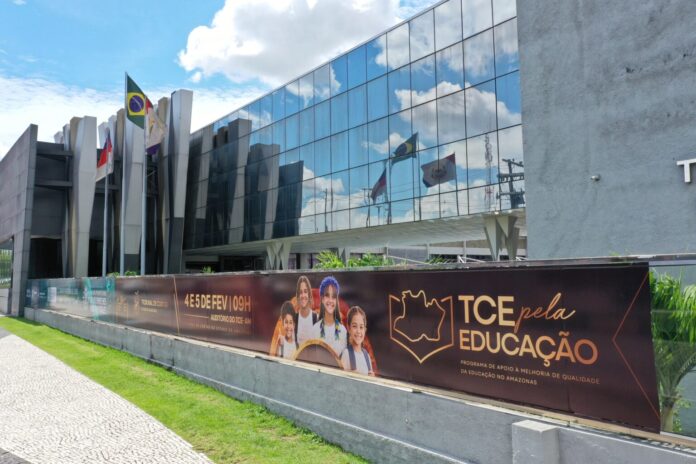 A Educação no Amazonas ganha novo fôlego com programa do TCE-AM. Foco em alfabetização, dados do IDEB e apoio técnico aos municípios.
