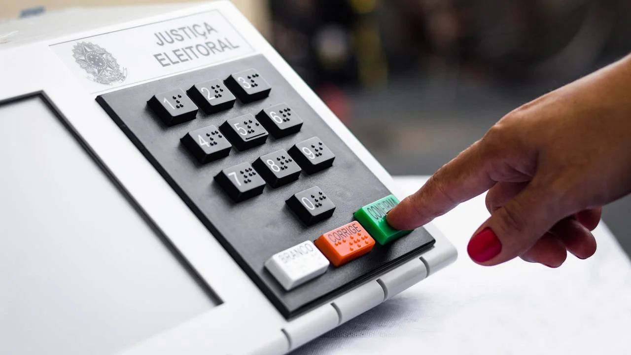 O Tribunal Superior Eleitoral discute normas para as Eleições 2026, incluindo novas regras para redes sociais e pré-campanha. Veja as principais mudanças.