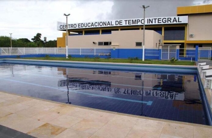 O Ensino Médio brasileiro registra queda nas matrículas em 2025.