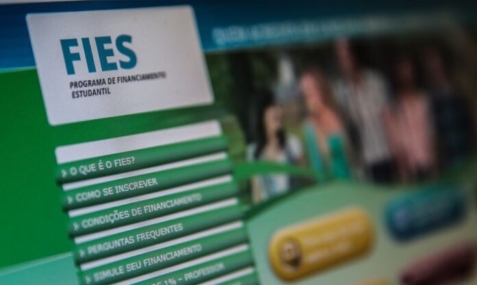 O Fies 2026 abriu inscrições para 67 mil vagas. Saiba quem pode participar, como se inscrever pelo Portal de Acesso e confira as datas dos resultados.
