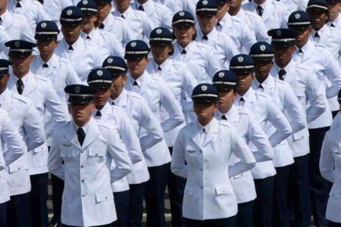 O Comando da Aeronáutica autorizou 489 vagas temporárias para obras na Amazônia. Confira os cargos, prazos e detalhes do processo seletivo simplificado.