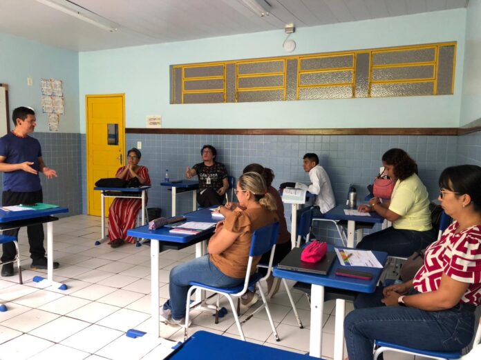A formação científica na zona ribeirinha de Manaus fortalece a iniciação à pesquisa nas escolas municipais, promovendo inovação e educação de qualidade no Amazonas.