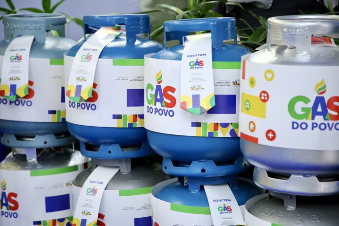 O programa Gás do Povo garante botijão de 13 kg gratuito para 15 milhões de famílias do CadÚnico. Confira as regras aprovadas pela Câmara dos Deputados.