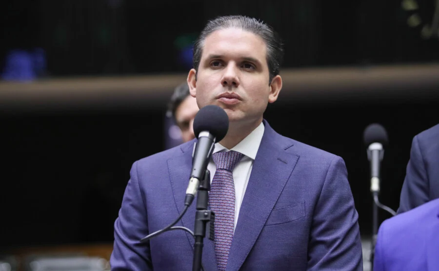 A jornada 6x1 pode acabar em breve. A PEC que reduz a carga para 36 horas semanais avançou para a CCJ. Entenda os prazos e o que muda para o trabalhador.