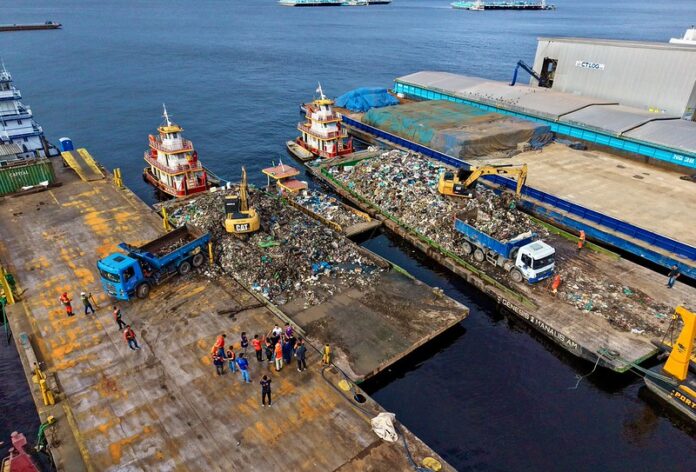 Operação de transbordo retira 350 toneladas de lixo do Rio Negro em Manaus e destaca impacto de 14 ecobarreiras na preservação ambiental.
