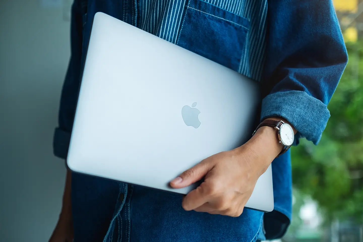 A Câmara aprovou a isenção de imposto sobre notebook para viajantes. Saiba como trazer seu laptop do exterior sem taxas e o que muda na regra de bagagem.