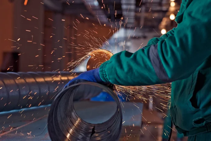 O faturamento da indústria brasileira estagnou em 2025, com alta de apenas 0,1%. Entenda como os juros altos e a queda em dezembro afetaram o setor.