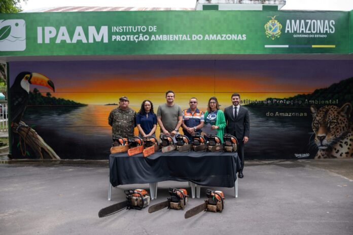 O Ipaam destinou 11 motosserras apreendidas para a Defesa Civil e Exército no AM. Os equipamentos serão usados em ações de emergência e desobstrução de vias.