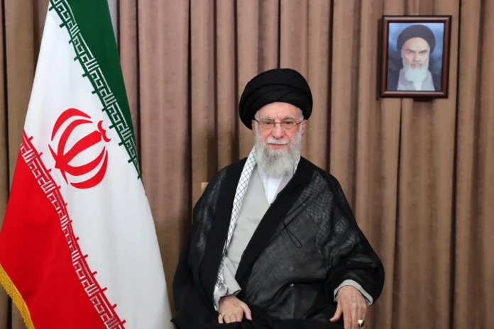 A mídia estatal iraniana confirmou a morte de Ali Khamenei após ataques dos EUA e Israel. O governo decretou 40 dias de luto.