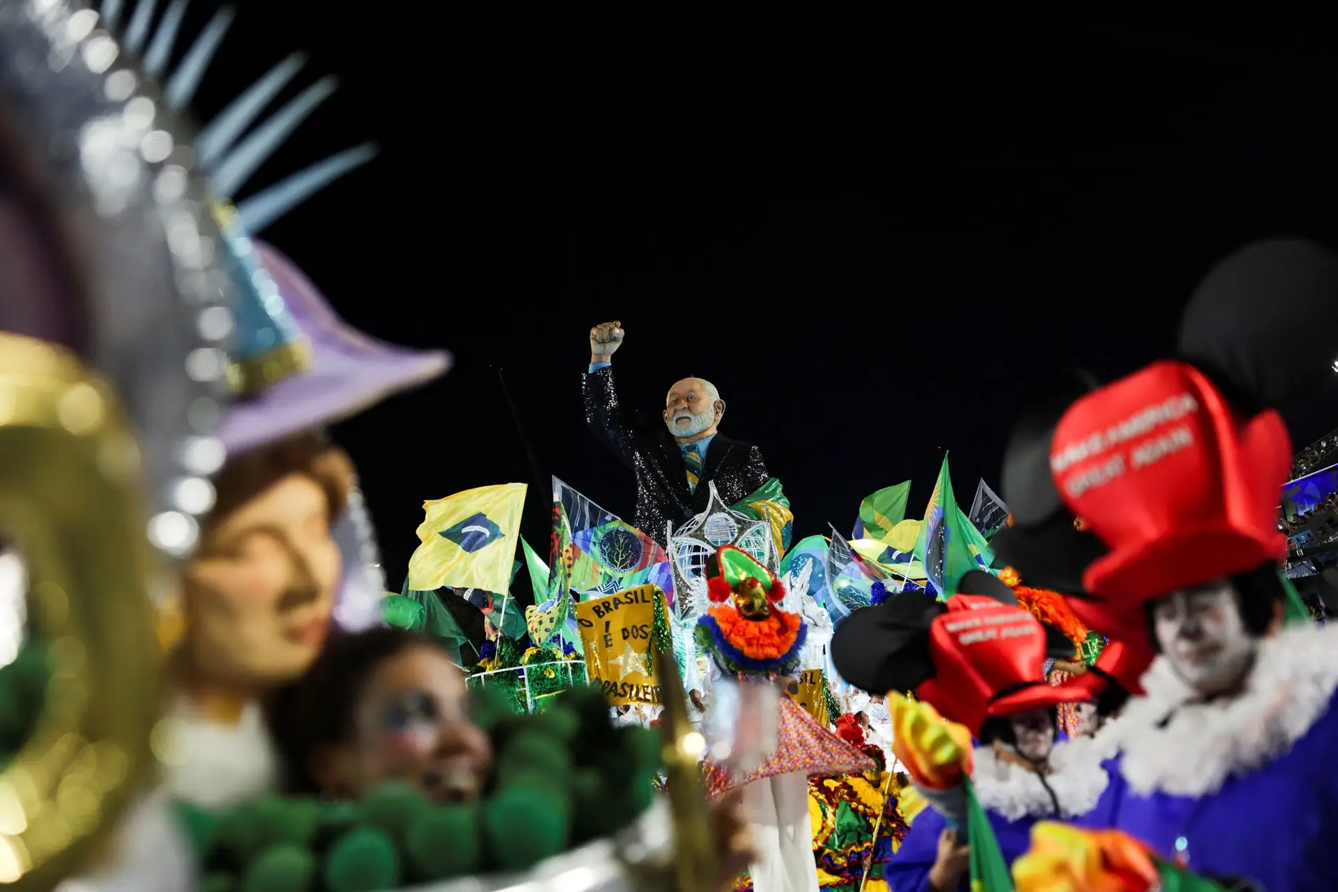 De Getúlio Vargas ao vampirão de Michel Temer, confira como os presidentes do Brasil foram retratados pelas escolas de samba ao longo da história nacional.