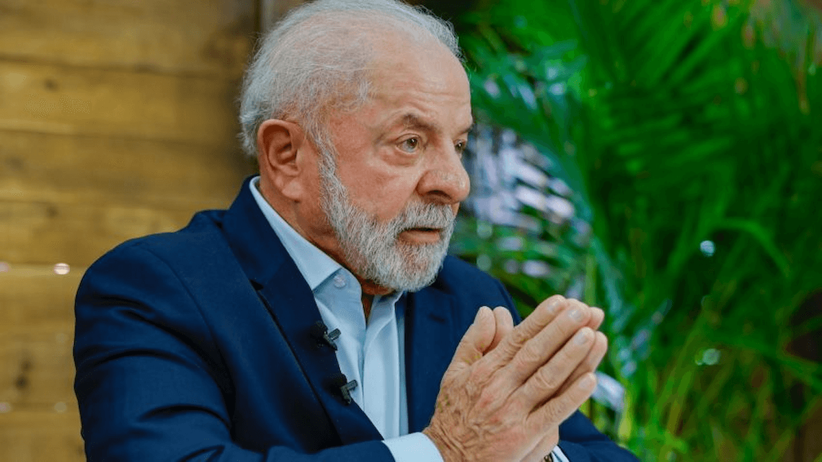 O presidente Lula sancionou o reajuste salarial para servidores da Câmara, Senado e TCU em 2026, mas vetou pagamentos que superam o teto constitucional.