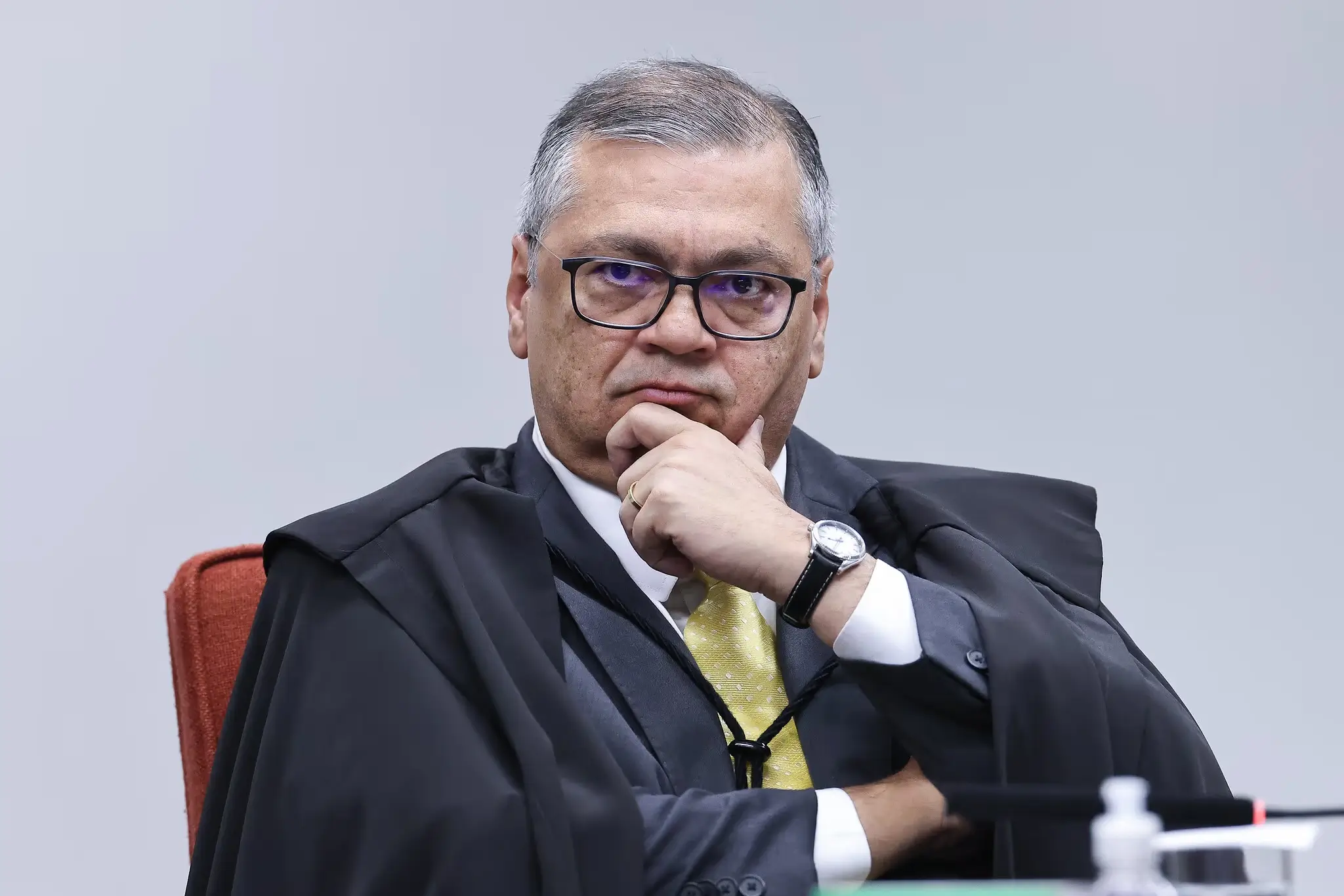 Ministro Flávio Dino determina que os Três Poderes reavaliem penduricalhos e suspendam verbas sem base legal em 60 dias para evitar super-salários.