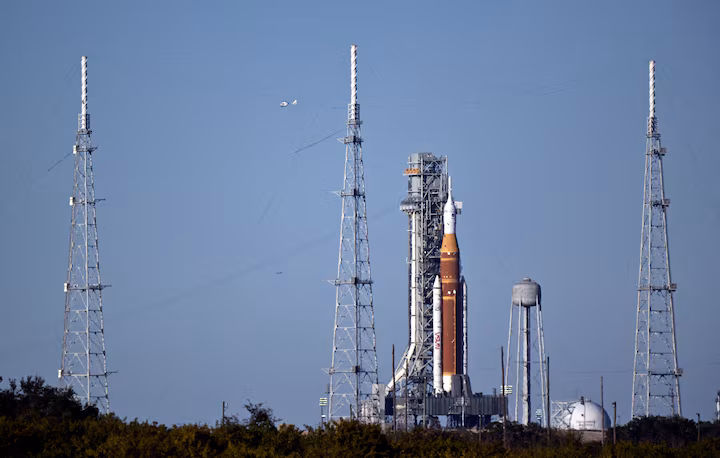 A NASA estuda adiar a missão Artemis 2 devido a problemas técnicos no foguete SLS. Saiba como as falhas afetam o cronograma do retorno da humanidade à Lua.