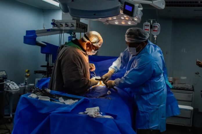 O programa Opera+ Amazonas garante mais de 300 cirurgias eletivas e consultas durante o feriado de Carnaval nos hospitais Adriano Jorge e Delphina Aziz.