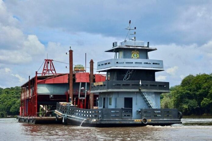 A Polícia Federal deflagrou a Operação Yacumama para combater o garimpo ilegal no Rio Negro e apreender dragas utilizadas na extração de ouro no Amazonas.