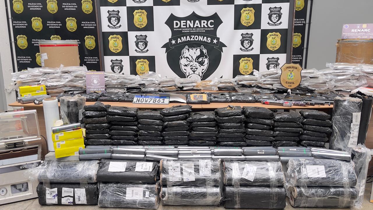 Uma operação do Denarc em Manaus resultou na apreensão de 211 kg de drogas avaliados em R$ 6,1 milhões. Quatro homens foram presos após perseguição policial.