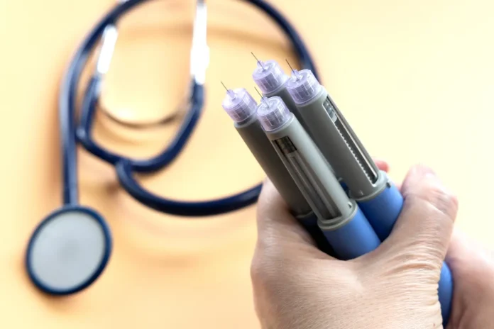 Reino Unido reforça alerta sobre casos de pancreatite grave associados ao Ozempic e Mounjaro. Entenda os sinais, riscos e como se prevenir com segurança.