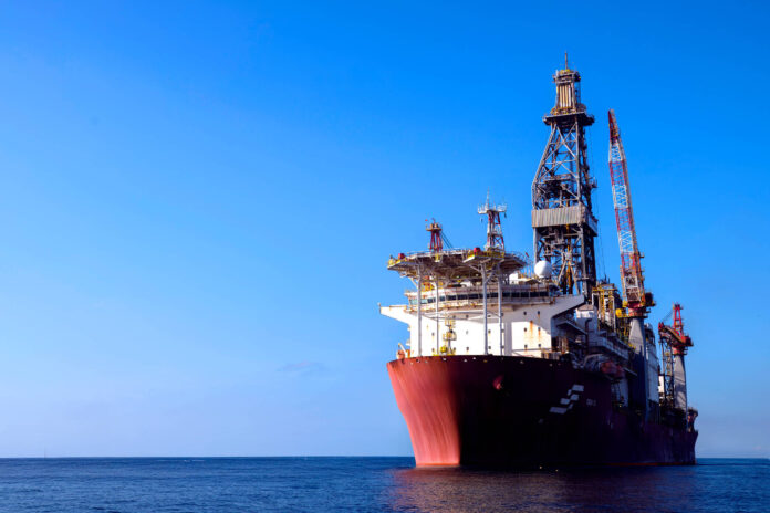 Ibama multa Petrobras por vazamento na Foz do Amazonas e aponta risco ambiental. Estatal discorda e afirma que fluido não causa danos.