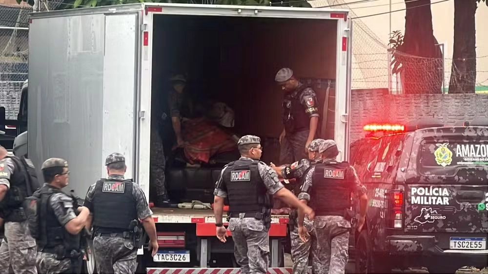 Seis policiais militares foram presos em Manaus com 3 toneladas de drogas. O caso segue sob investigação no DRCO.
