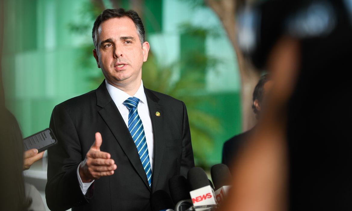 O senador Rodrigo Pacheco analisa candidatura ao governo de Minas Gerais com apoio de Lula.