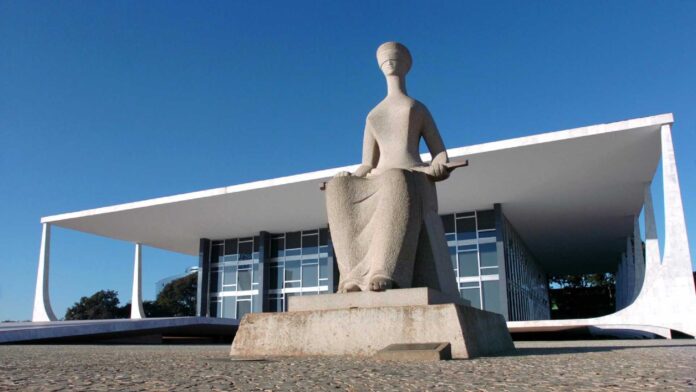 O STF marcou o julgamento sobre penduricalhos para fevereiro. A decisão de Flávio Dino suspende verbas ilegais que excedem o teto nos Três Poderes em todo o país.