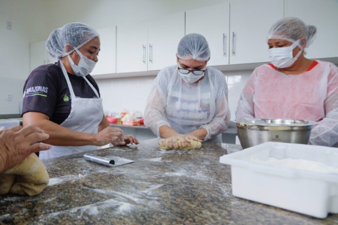 Sejusc amplia capacitação de mulheres em vulnerabilidade, promovendo autonomia financeira e oportunidades de trabalho no Amazonas. Cursos e encaminhamentos.