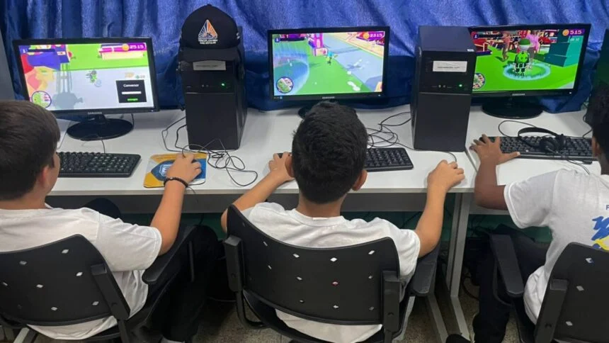 Conheça a SoulCode Kids, nova plataforma de letramento digital que utiliza gamificação e IA para ensinar programação e lógica para crianças e adolescentes.