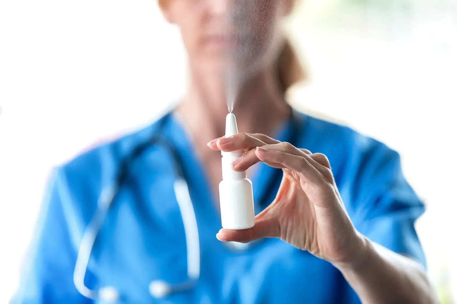 Pesquisadores criam vacina nasal com proteção duradoura contra Covid, gripe e pneumonia.