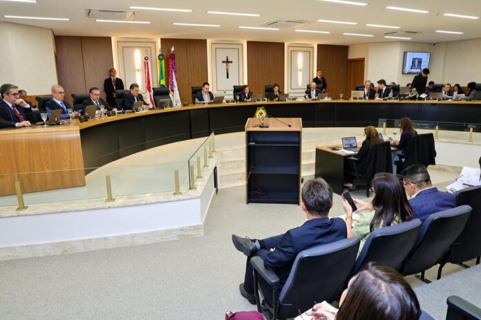 O clima esquentou no TCE AM com troca de ofensas entre conselheiros. Veja detalhes sobre o desafio de quebra de sigilo e as acusações sobre a gestão da Seduc.
