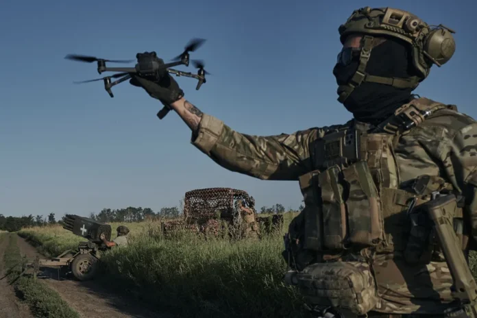 Conheça as novas armas na guerra entre Rússia e Ucrânia que podem mudar o conflito após 4 anos, desde mísseis hipersônicos até o uso avançado de IA e drones.