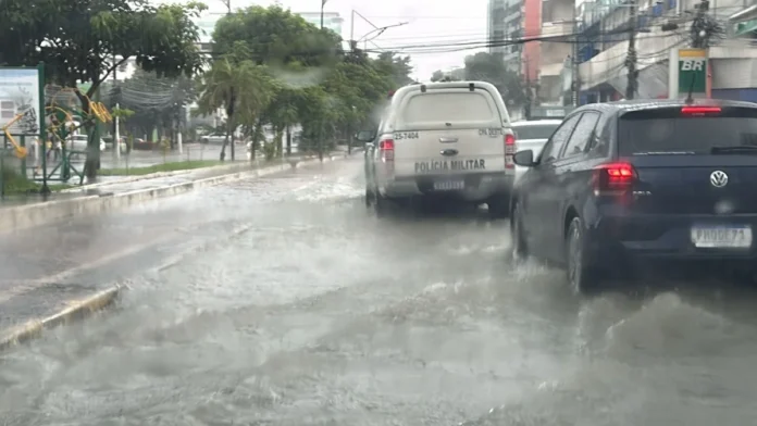 O forte temporal em Manaus causou alagamentos e riscos nesta segunda.