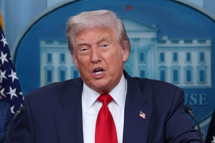 Donald Trump defende que o governo federal assuma o controle das eleições legislativas. Entenda o impacto da proposta na autonomia dos estados americanos.