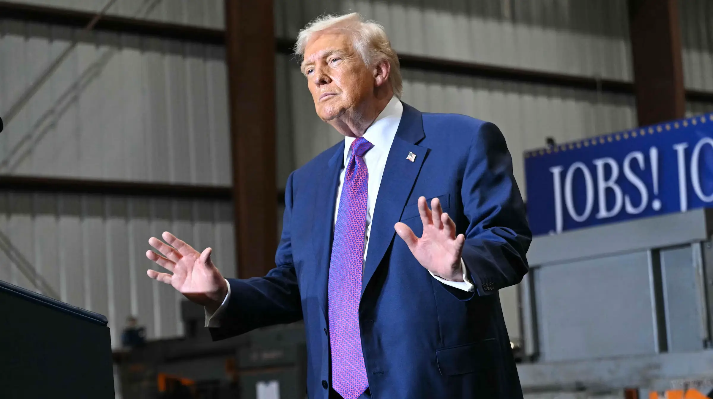 Após derrota na Suprema Corte, Trump anuncia nova tarifa global de 10% baseada na Lei de Comércio de 1974. Medida entra em vigor em três dias.