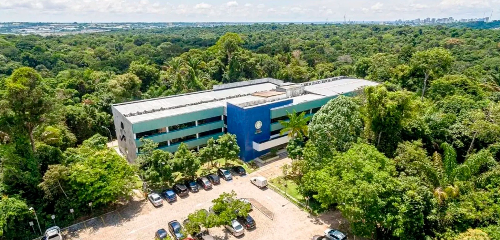 Ufam abre concurso público com mais de 40 vagas e salários até R$ 6,3 mil. Inscrições de 12/03 a 06/04. Veja cargos, prazos e como se inscrever no portal.