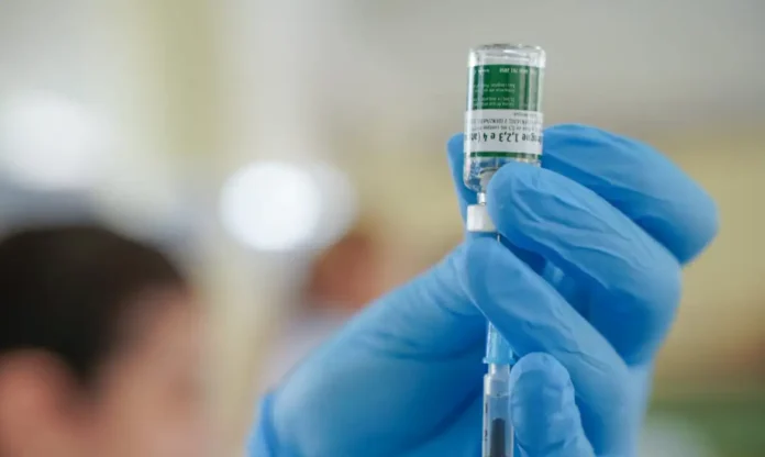 A vacina contra a dengue do Butantan começou a ser aplicada em profissionais do SUS. O imunizante de dose única tem 89% de eficácia contra casos graves.