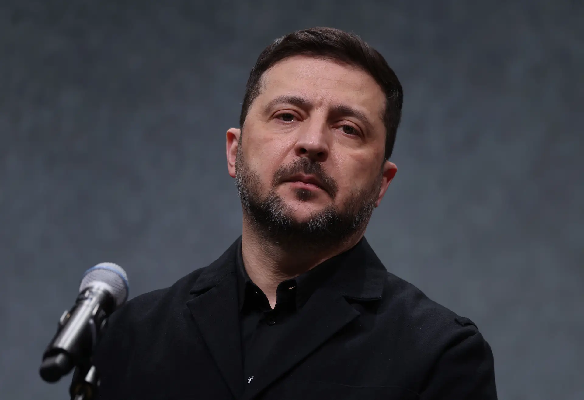 Em entrevista, Zelensky afirma que a guerra de Putin já é um conflito mundial e defende que apenas pressão militar e econômica pode deter o avanço russo.