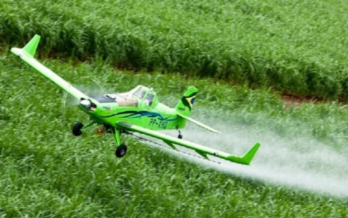 Estudo na revista Science revela que o uso de agrotóxicos está mais nocivo. Brasil é um dos países que mais aplicam substâncias tóxicas em áreas de agricultura.