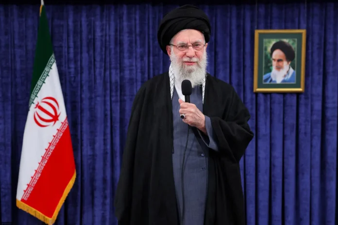 O líder do Irã, Ali Khamenei, reagiu às ameaças de Trump e sugeriu retaliação contra a marinha dos EUA.