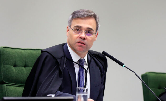 O ministro André Mendonça reforçou a autonomia da PF ao autorizar perícias e custódia de dados sobre o Banco Master e fraudes no INSS.